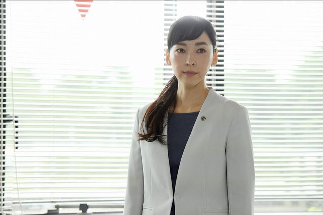 子どもに手を振る綾野剛「MIU404」第4話（7枚目）