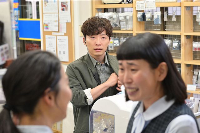 子どもに手を振る綾野剛「MIU404」第4話（8枚目）