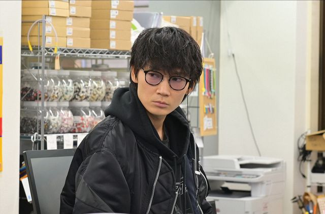 子どもに手を振る綾野剛「MIU404」第4話（9枚目）