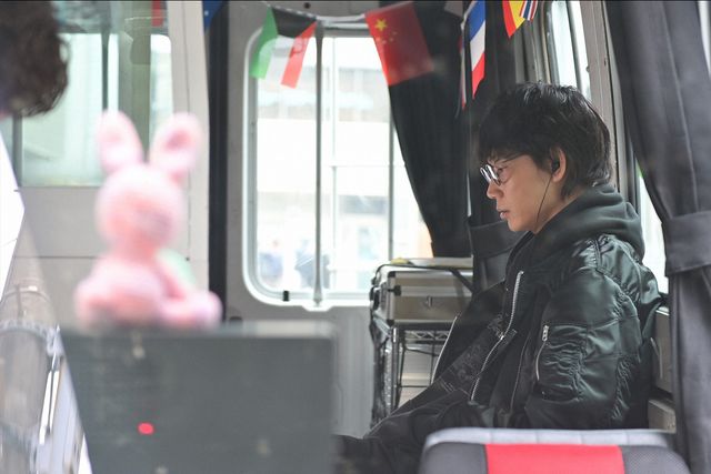 子どもに手を振る綾野剛「MIU404」第4話（10枚目）