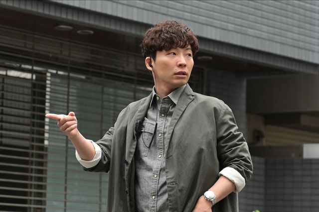 子どもに手を振る綾野剛「MIU404」第4話（11枚目）