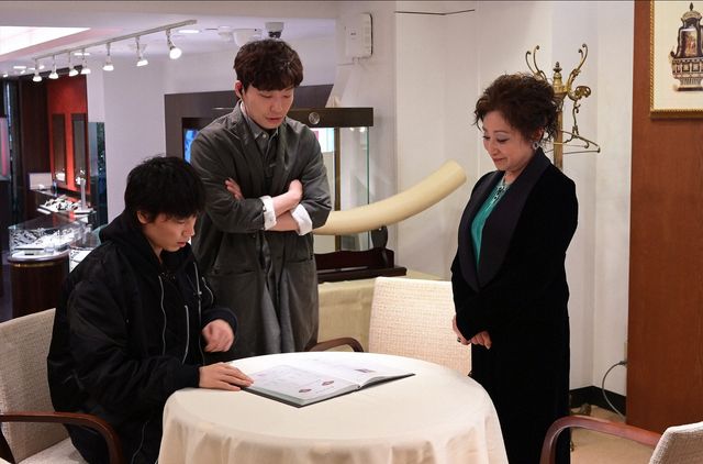 子どもに手を振る綾野剛「MIU404」第4話（12枚目）