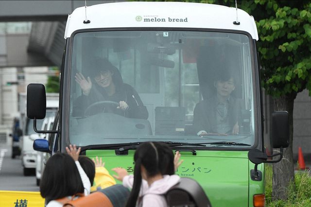 子どもに手を振る綾野剛「MIU404」第4話（13枚目）