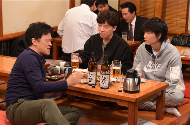 子どもに手を振る綾野剛「MIU404」第4話（14枚目）