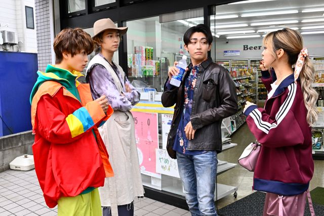 鏡に映るシータの姿…「仮面ライダーガヴ」第30話場面カット（3枚目）