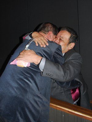 震災後、釜石市で遺体安置所の世話役を務めた千葉さんと抱擁を交わす西田