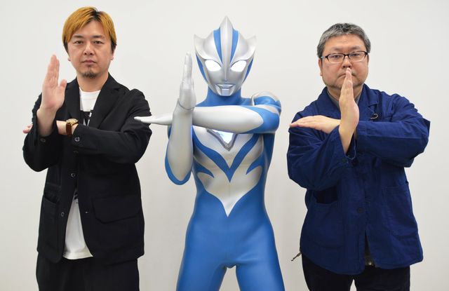左から二宮崇(メイン監督)、ウルトラマンテオ、辻本貴則(特撮監督)