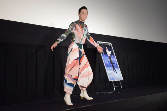 ジョニー・ウィアー、自ら購入した衣装で『氷上の王、ジョン・カリー』イベントへ（2枚目）