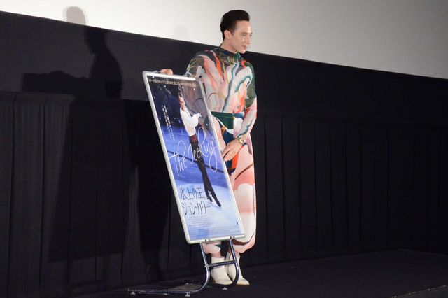 ジョニー・ウィアー、自ら購入した衣装で『氷上の王、ジョン・カリー』イベントへ（14枚目）