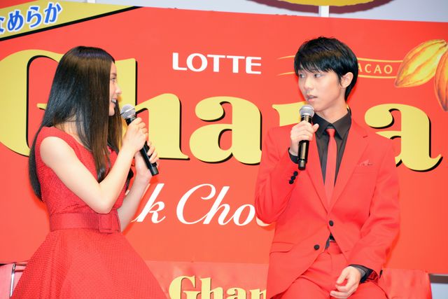 羽生結弦、決めポーズで華麗に登場！フォトギャラリー（4枚目）