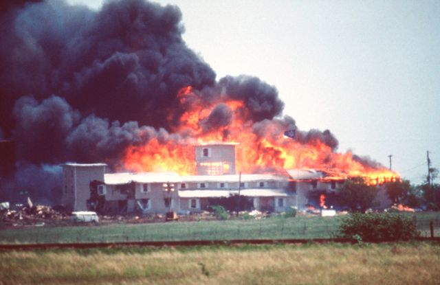 爆発したブランチ・ダビディアンの建物（1993年）