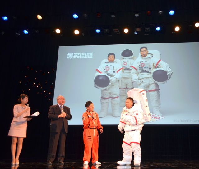 爆笑問題・太田、宇宙服にグッタリ？フォトギャラリー：フォトギャラリー