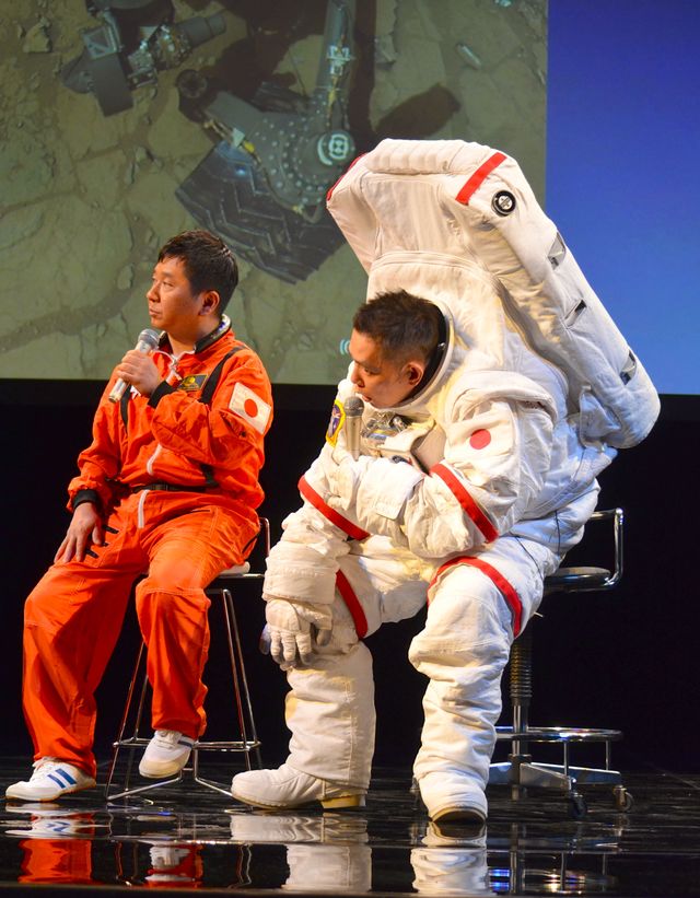 爆笑問題・太田、宇宙服にグッタリ？フォトギャラリー（10枚目）