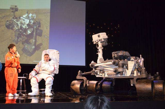 爆笑問題・太田、宇宙服にグッタリ？フォトギャラリー（13枚目）