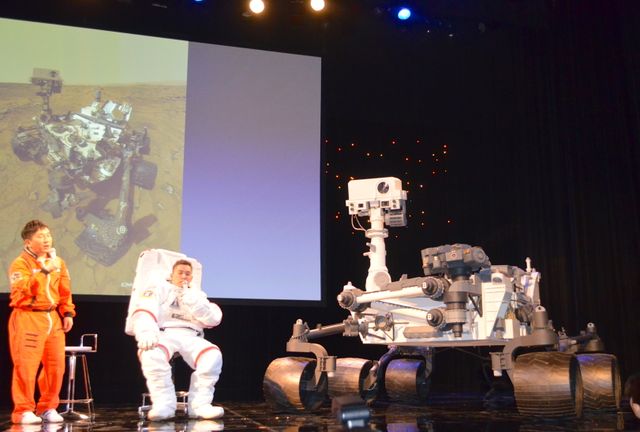 爆笑問題・太田、宇宙服にグッタリ？フォトギャラリー（14枚目）