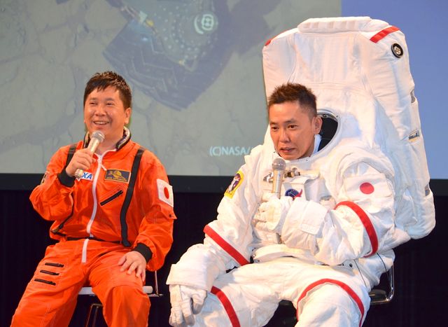 爆笑問題・太田、宇宙服にグッタリ？フォトギャラリー（15枚目）