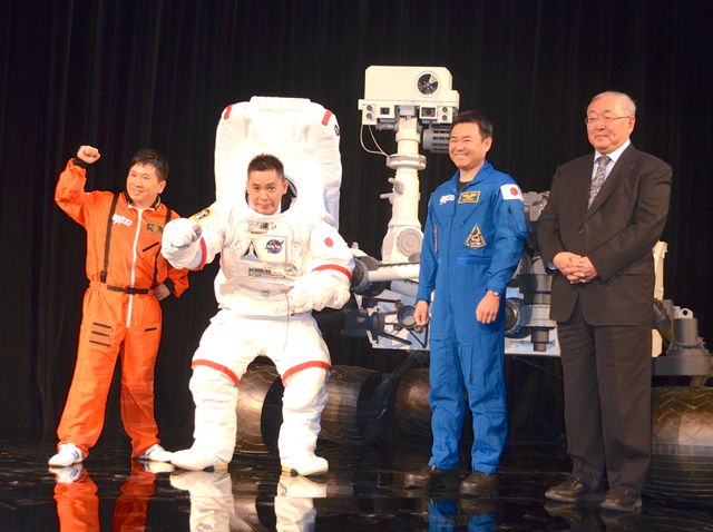 爆笑問題・太田、宇宙服にグッタリ？フォトギャラリー（19枚目）