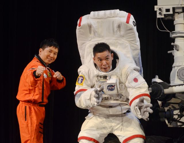 爆笑問題・太田、宇宙服にグッタリ？フォトギャラリー（20枚目）