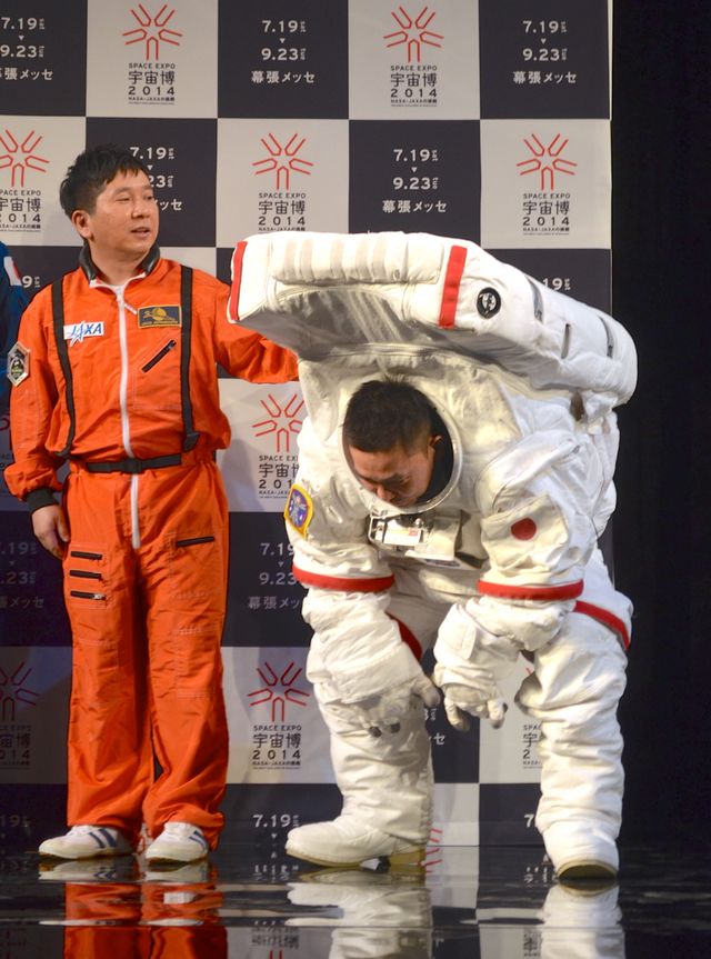 爆笑問題・太田、宇宙服にグッタリ？フォトギャラリー（24枚目）