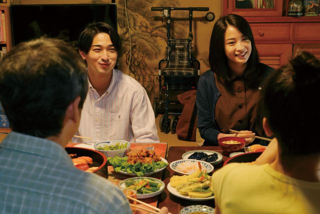 松坂桃李＆多部未華子の相合傘カットも！『流浪の月』場面写真（2枚目）