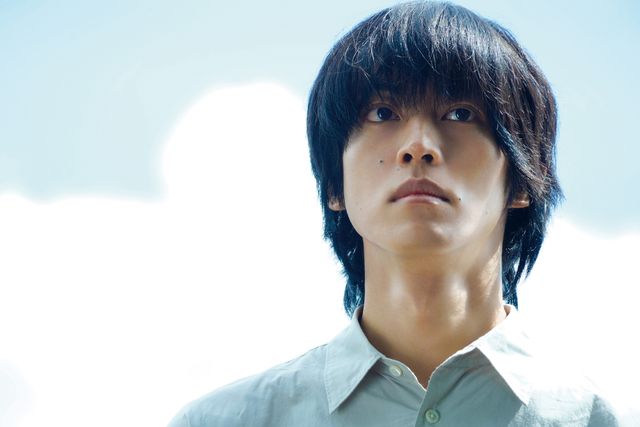 松坂桃李＆多部未華子の相合傘カットも！『流浪の月』場面写真（5枚目）