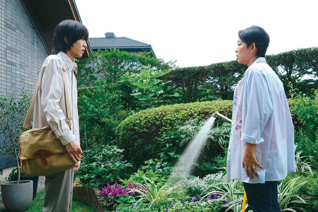 松坂桃李＆多部未華子の相合傘カットも！『流浪の月』場面写真（8枚目）