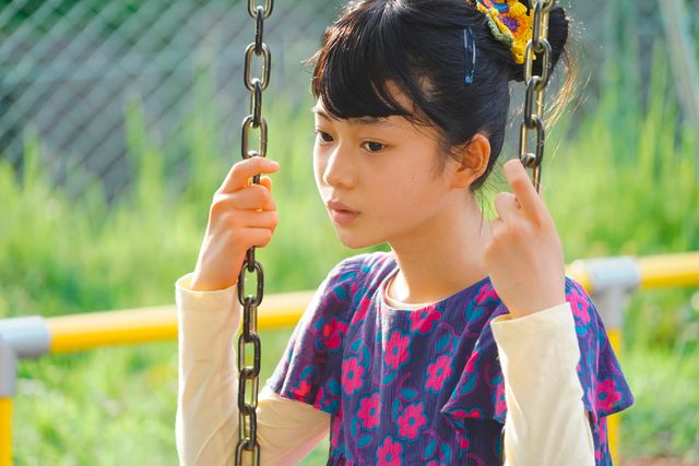 松坂桃李＆多部未華子の相合傘カットも！『流浪の月』場面写真（12枚目）