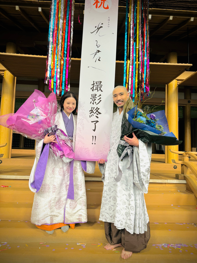 道長の剃髪姿！吉高由里子＆柄本佑、晩年の扮装で「光る君へ」撮了報告：フォトギャラリー