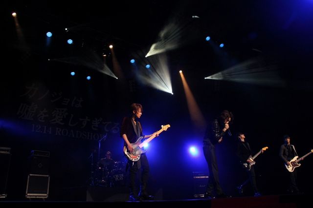 佐藤健がベース生演奏！CRUDE PLAYライブ披露ギャラリー（10枚目）