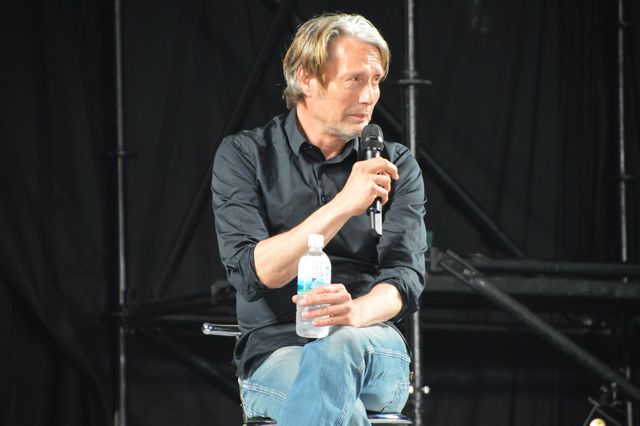 マッツ・ミケルセン、色気がダダ漏れ…「大阪コミコン2023」ステージ写真集（6枚目）