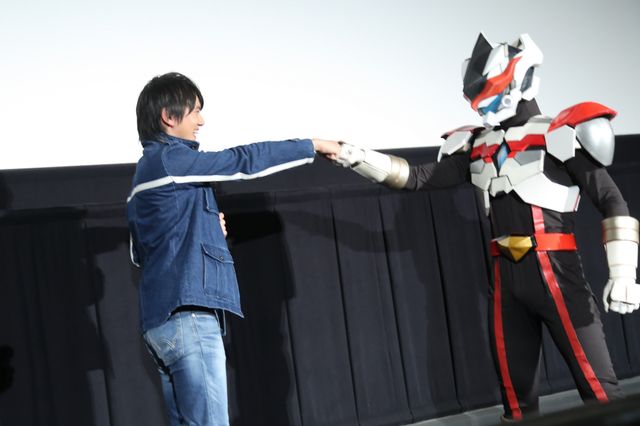 濱田龍臣、ドンシャインとグータッチ！『劇場版 ウルトラマンジード』イベント：フォトギャラリー