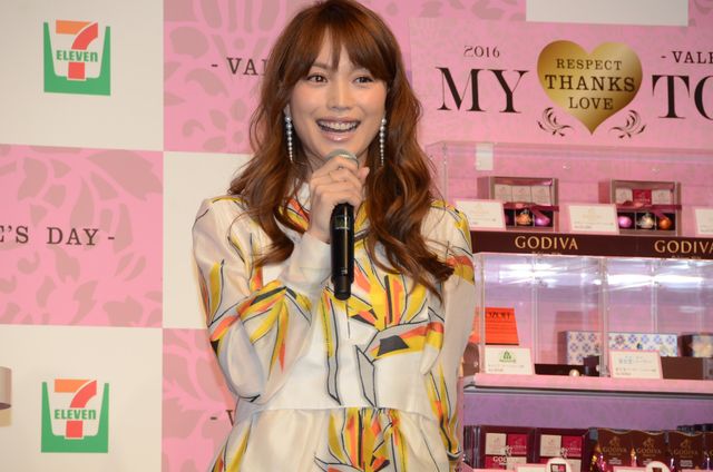 エビちゃん幸せオーラ全開！「セブン‐イレブンバレンタインイベント2016」フォトギャラリー（4枚目）