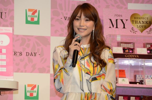 エビちゃん幸せオーラ全開！「セブン‐イレブンバレンタインイベント2016」フォトギャラリー（5枚目）