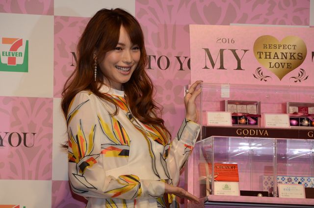 エビちゃん幸せオーラ全開！「セブン‐イレブンバレンタインイベント2016」フォトギャラリー（7枚目）