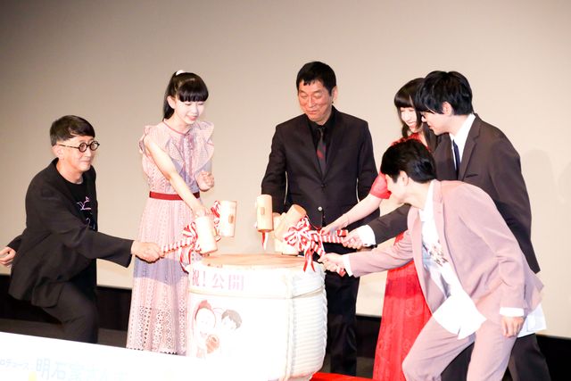 明石家さんま、Cocomiらが鏡開き！『漁港の肉子ちゃん』公開記念舞台あいさつ（20枚目）