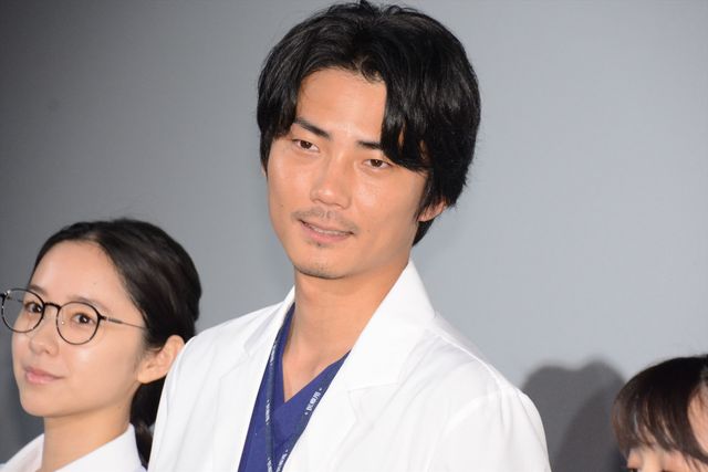佐藤健、白衣姿がイケメンすぎ！ドラマ「恋はつづくよどこまでも」プレミアム試写会＆舞台あいさつ（3枚目）