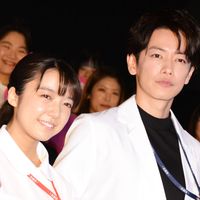 佐藤健 白衣姿がイケメンすぎ ドラマ 恋はつづくよどこまでも プレミアム試写会 舞台あいさつ フォトギャラリー シネマトゥデイ