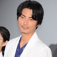 佐藤健 白衣姿がイケメンすぎ ドラマ 恋はつづくよどこまでも プレミアム試写会 舞台あいさつ フォトギャラリー シネマトゥデイ