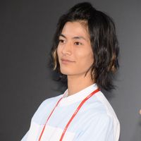 佐藤健 白衣姿がイケメンすぎ ドラマ 恋はつづくよどこまでも プレミアム試写会 舞台あいさつ フォトギャラリー シネマトゥデイ