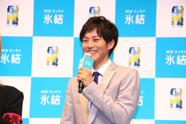 松坂桃李が綾小路翔のリーゼントを割っちゃった！「キリン 氷結」新CM発表会ギャラリー（3枚目）