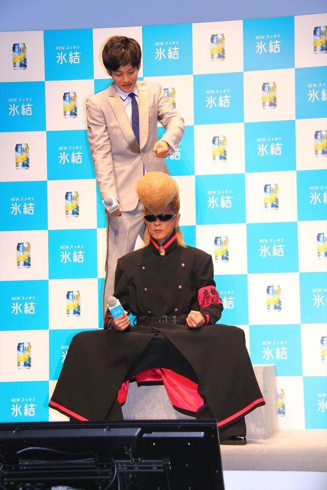 松坂桃李が綾小路翔のリーゼントを割っちゃった！「キリン 氷結」新CM発表会ギャラリー（4枚目）