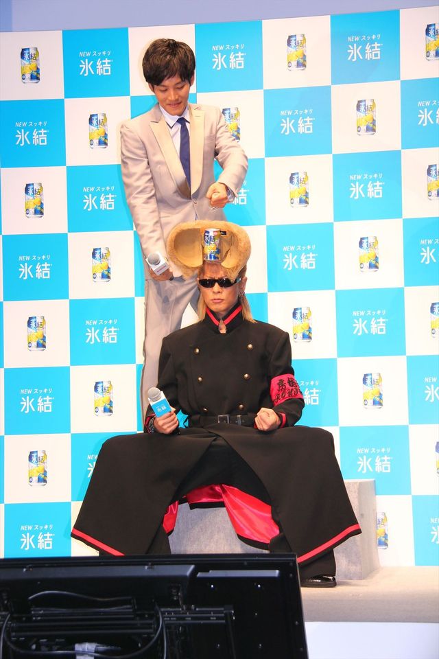 松坂桃李が綾小路翔のリーゼントを割っちゃった！「キリン 氷結」新CM発表会ギャラリー（5枚目）