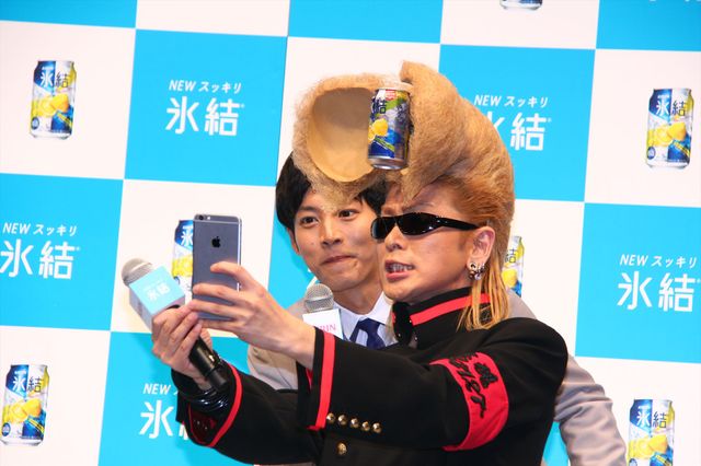 松坂桃李が綾小路翔のリーゼントを割っちゃった！「キリン 氷結」新CM発表会ギャラリー（7枚目）