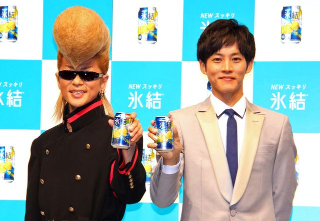 松坂桃李が綾小路翔のリーゼントを割っちゃった！「キリン 氷結」新CM発表会ギャラリー（10枚目）