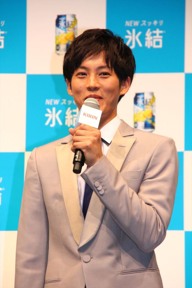 松坂桃李が綾小路翔のリーゼントを割っちゃった！「キリン 氷結」新CM発表会ギャラリー（11枚目）