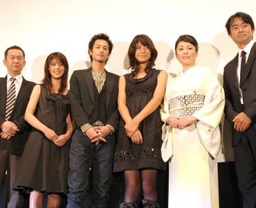 左から、蝶野博監督、藤井美菜、竹財輝之助、松下奈緒、松坂慶子、石黒 賢 	