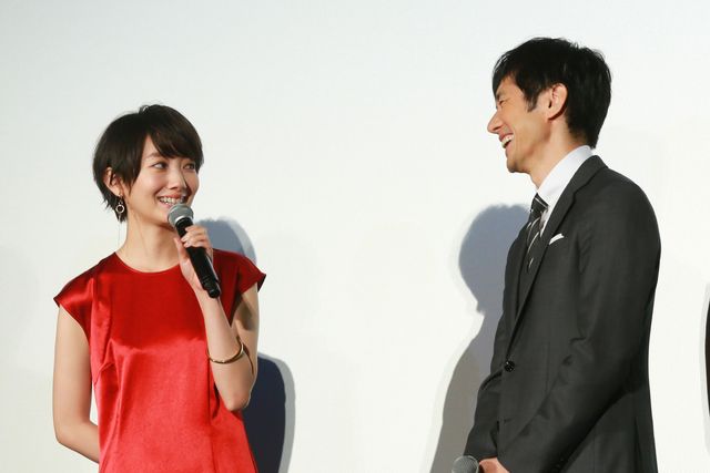 波瑠×西島秀俊『オズランド　笑顔の魔法おしえます。』公開記念舞台あいさつ（2枚目）