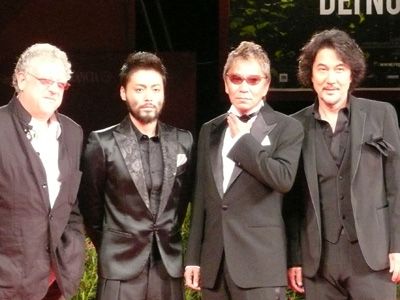 （左から）ジェレミー・トーマス、山田孝之、三池崇史監督、役所広司。第67回ヴェネチア国際映画祭にて