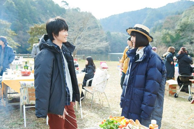 神木隆之介＆中村倫也が見つめ合う　映画『屍人荘の殺人』メイキングカット（2枚目）