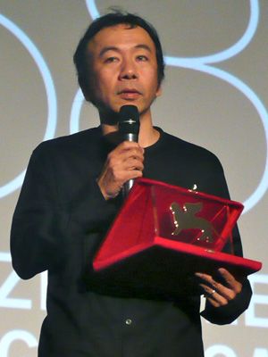 オリゾンティ賞を受賞し記念の盾を受け取った塚本晋也監督-第68回ベネチア国際映画祭にて